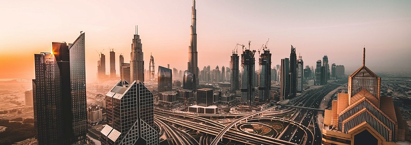 Dubajus - nuolatinių lenktynių ir prabangos miestas