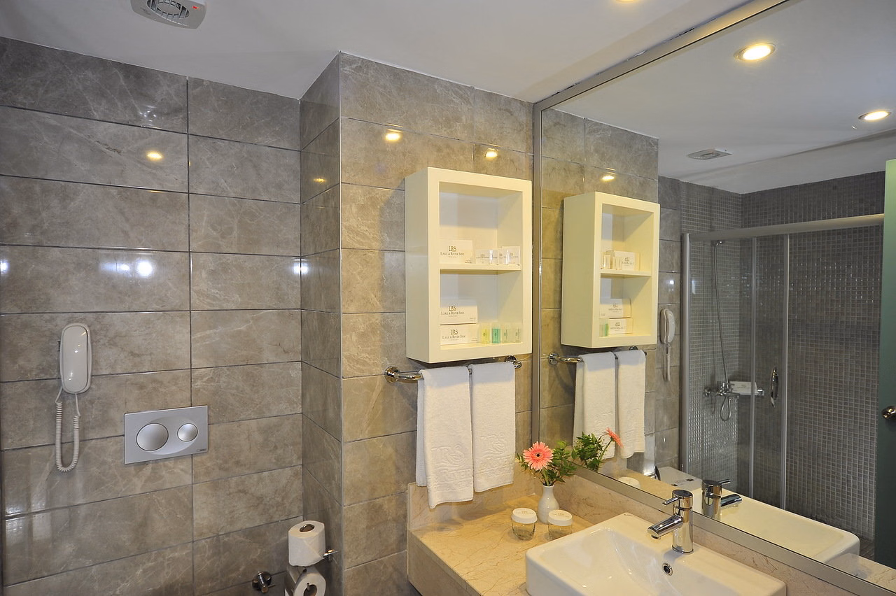 Lake River Side Hotel Spa