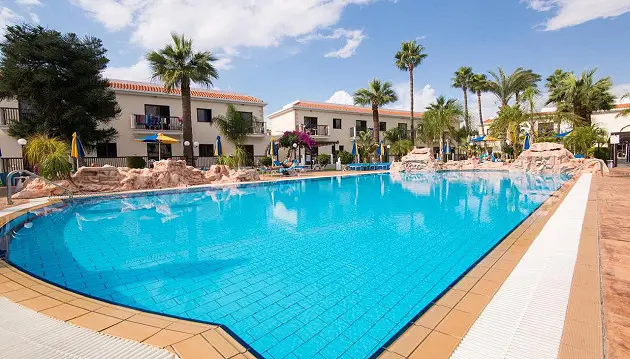 Keliaujame į Kiprą: nuostabios atostogos 3★ apartamentų viešbutyje Loutsiana Hotel Apartments