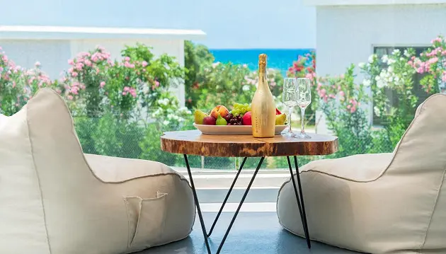 Įsimintinos atostogos Kipre: pailsėkite stilingame viešbutyje 4★ Blue Harbour Boutique Apartments