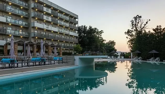 Pailsėkite poilsinėje kelionėje į Korfu salą: 4★ viešbutis Ariti Grand Hotel su pusryčiais