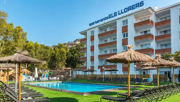 Saulės pliūpsnis Kosta Bravoje: atgaukite jėgas 3★ viešbutyje Els Llorers Apartamentos