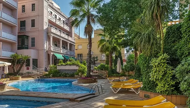 Karštos atostogos Kosta Bravoje: ilsėkitės 3★ viešbutyje Hotel Guitart Rosa su pusryčiais