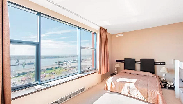 Vakarienė kambaryje Klaipėdos širdyje esančiame 4★ viešbutyje Amberton Hotel Klaipėda tik 40€ asmeniui