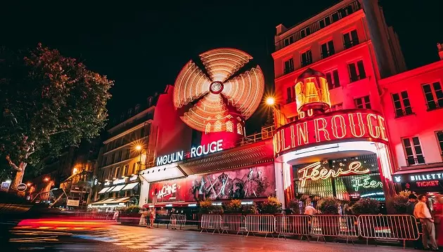 Apsistokite Montmartro rajone Paryžiuje 3★ viešbutyje Jardins de Montmartre ir apsilankykite Moulin Rouge