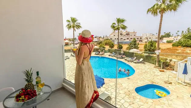 Ilsėkitės ir džiaukitės maloniu oru Kipre: atostogos 3★ viešbutyje Bellini Hotel