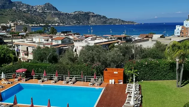 Idealus poilsis prie jūros Sicilijoje: apsistokite 3★ viešbutyje Villa Giardini Residence