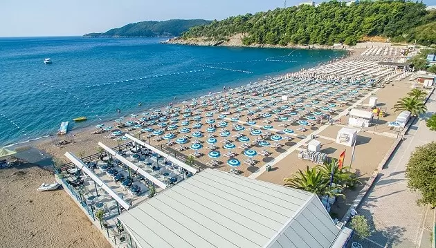 Poilsis su šeima: keliaukite atostogų į Juodkalniją ir pramogaukite 4★ viešbutyje Mediteran Becici su pasirinktu maitinimu