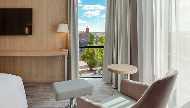 Palepink Mamą: nakvynė 4★ viešbutyje Courtyard by Marriott Vilnius City Center su gėlėmis mamai ir pusryčiais už 74€